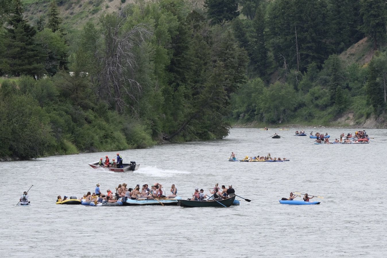 Rescuers search Snake River for missing man
